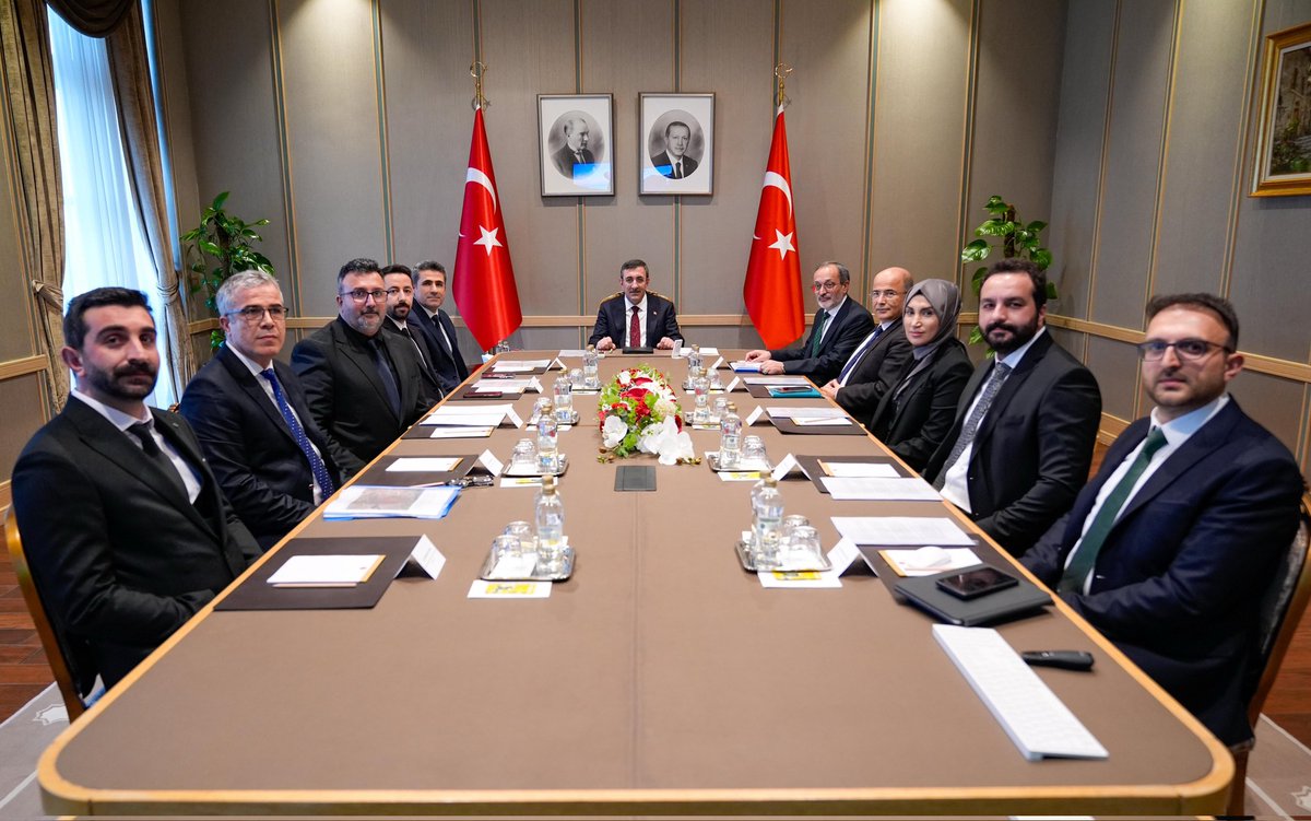 bingoledu2007's tweet photo. Bingöl’ün Depreme Dirençli Geleceği Külliyede Sunuldu

Cumhurbaşkanı Yardımcısı Dr. Cevdet Yılmaz, Cumhurbaşkanlığı Külliyesi'nde Bingöl Belediye Başkanı Erdal Arıkan, Bingöl Üniversitesi Rektörü Prof. Dr. Erdal Çelik ve beraberindeki heyeti kabul etti.

Gerçekleştirilen kabule, Bingöl Belediyesi ile Bingöl Üniversitesi proje ekipleri de katıldı. Kabulde; Bingöl Belediyesi, Bingöl Üniversitesi ve Fırat Kalkınma Ajansı iş birliğinde yürütülen Deprem Erken Uyarı Sistemi, Deprem İzleme Merkezi ve Akıllı Şehir Projeleri kapsamındaki çalışmalar ele alındı. Bu çerçevede, proje ekibinde yer alan Doç. Dr. Fatma Esen ile Dr. Öğr. Üyesi Kenan Akbayram tarafından projelerde gelinen mevcut aşamalar, oluşturulan teknik ve kurumsal altyapı, uygulama süreçleri ile önümüzdeki dönemde hayata geçirilmesi planlanan faaliyetler hakkında Sayın Cumhurbaşkanı Yardımcısı Dr. Cevdet Yılmaz’a kapsamlı bir sunum yapıldı.

Ayrıca afet risklerinin azaltılması, şehir güvenliğinin artırılması ve dijital dönüşüm odaklı akıllı şehir uygulamalarının Bingöl’ün sürdürülebilir kalkınmasına sağlayacağı katkılar değerlendirilerek, kurumlar arası iş birliğinin güçlendirilmesine yönelik görüş alışverişinde bulunuldu. Görüşme, iyi dilek ve temennilerle sona erdi.