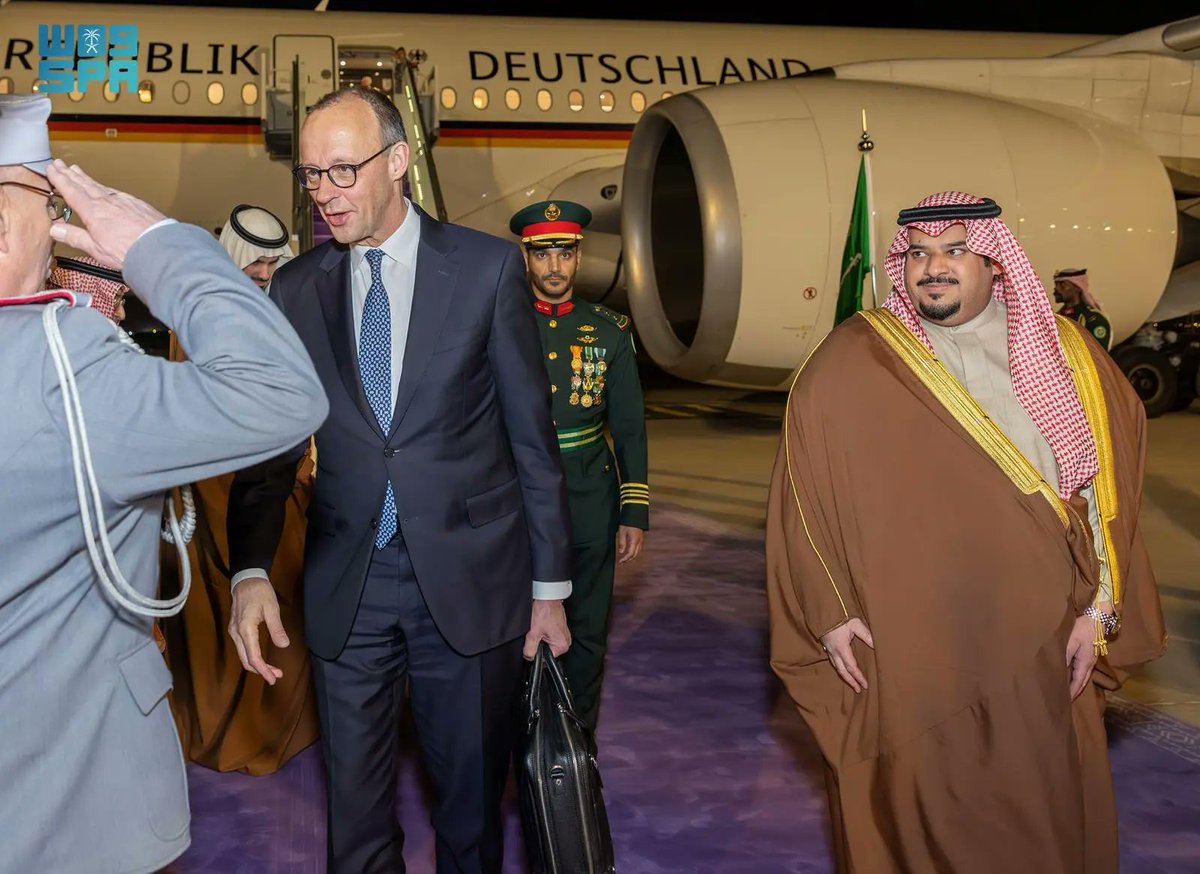 المستشار الألماني يصل إلى الرياض وفي مقدمة مستقبليه نائب أمير المنطقة.
spa.gov.sa/N2505144
 #المستشار_الألماني_في_الرياض | #واس