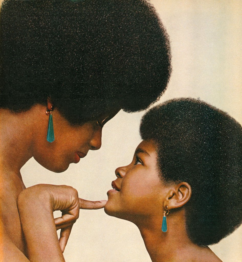 filmsbratz's tweet image. — kama mama, kama binti (like mother, like daughter) 1971. 👩🏾👧🏾🌼🦚

📸 by: hank willis thomas