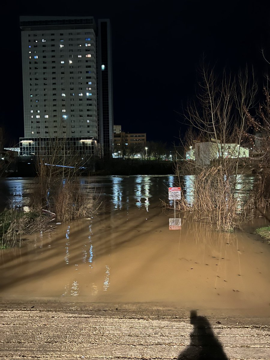 Unas fotitos del Pisuerga crecido esta noche en Valladolid
