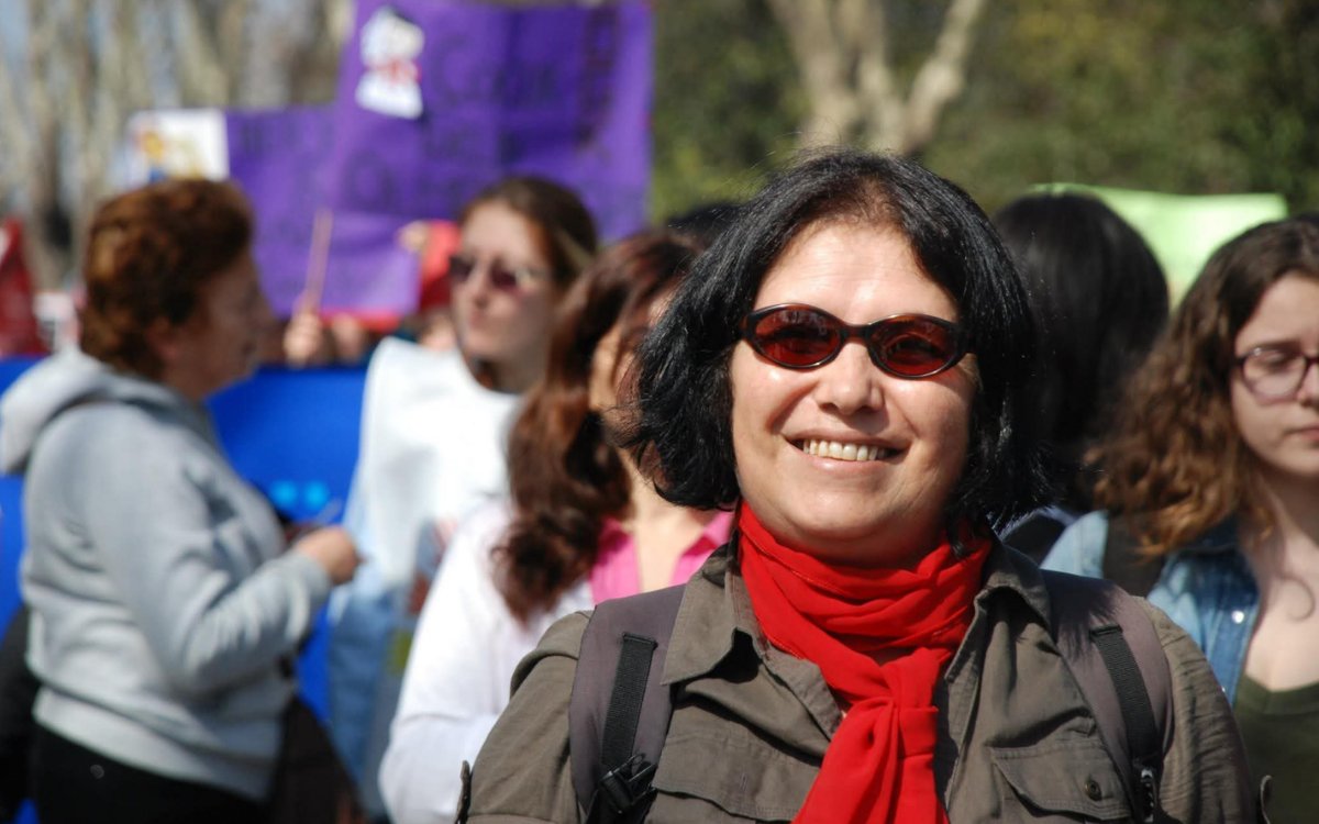 İstanbul Emniyet Müdürlüğü'nde gözaltında tutulan sosyalistlere yöneltilen suçlamalardan biri de, Avrupa'da kalp krizi sonucu yaşamını yitiren Özgür Radyo emekçisi ve HDP üyesi Leyla Abay’ın cenazesine katılmak.
tinyurl.com/3an67xk3