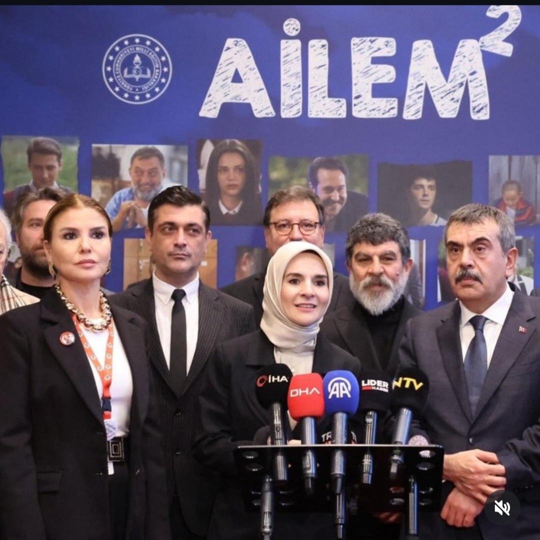 cvdtbay's tweet photo. Fotoğrafta rahatsız edici, yerli yerine oturmayan, olmayan, olmaması gereken bir şey var.
Bakan Bey'in yüzüne yansıyan bir olmamışlık var... https://t.co/uJdqaaljkR