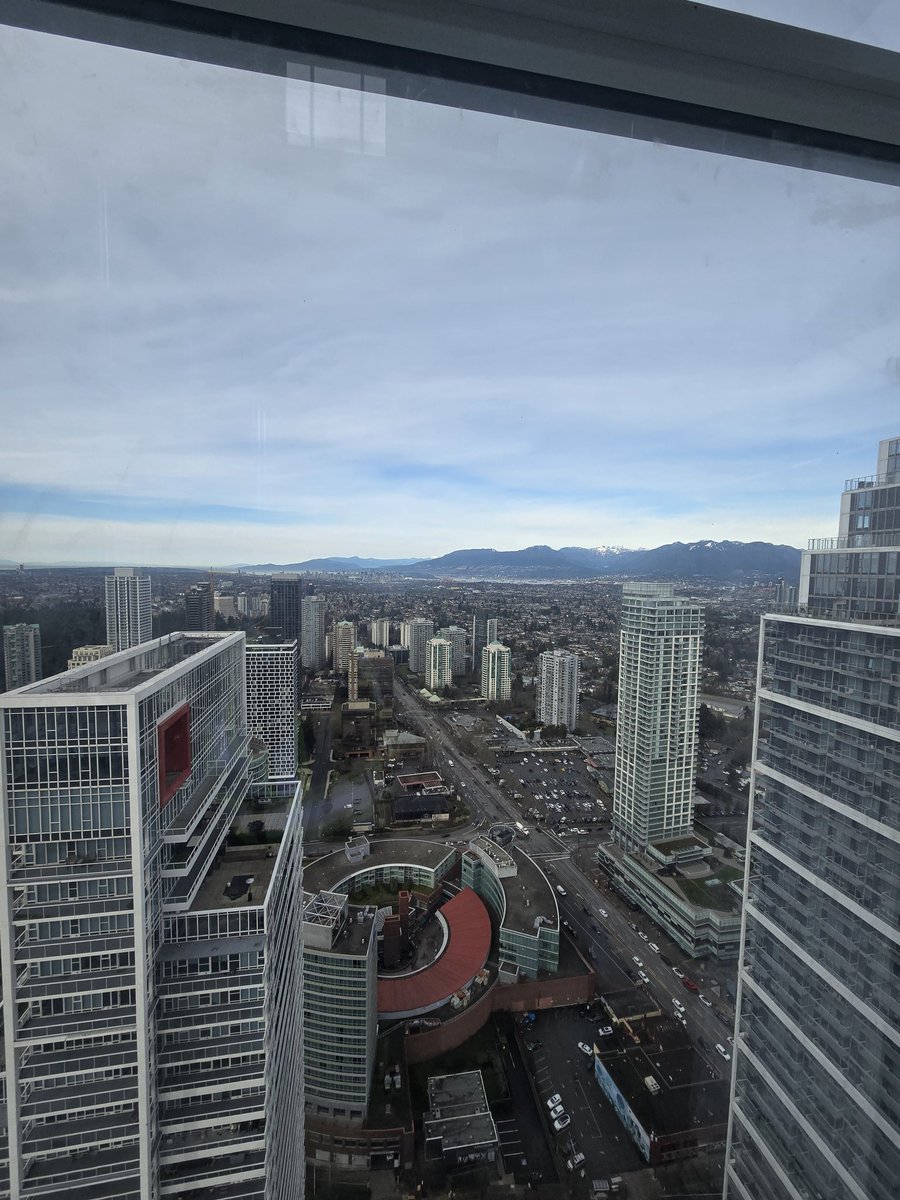 BrowntoBure's tweet photo. 56 stories above Metrotown; can see everything in every direction. #workviews https://t.co/Zii30HI8O6