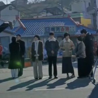 Lee jaewook, shin yeeun, lee sookyung, hong mingi spotted filming endurance doctor yesterday!! Another guy beside yeeun and sookyung seems like yoonwoo. Aaa can’t wait to see them soon!!! 🫶🏻