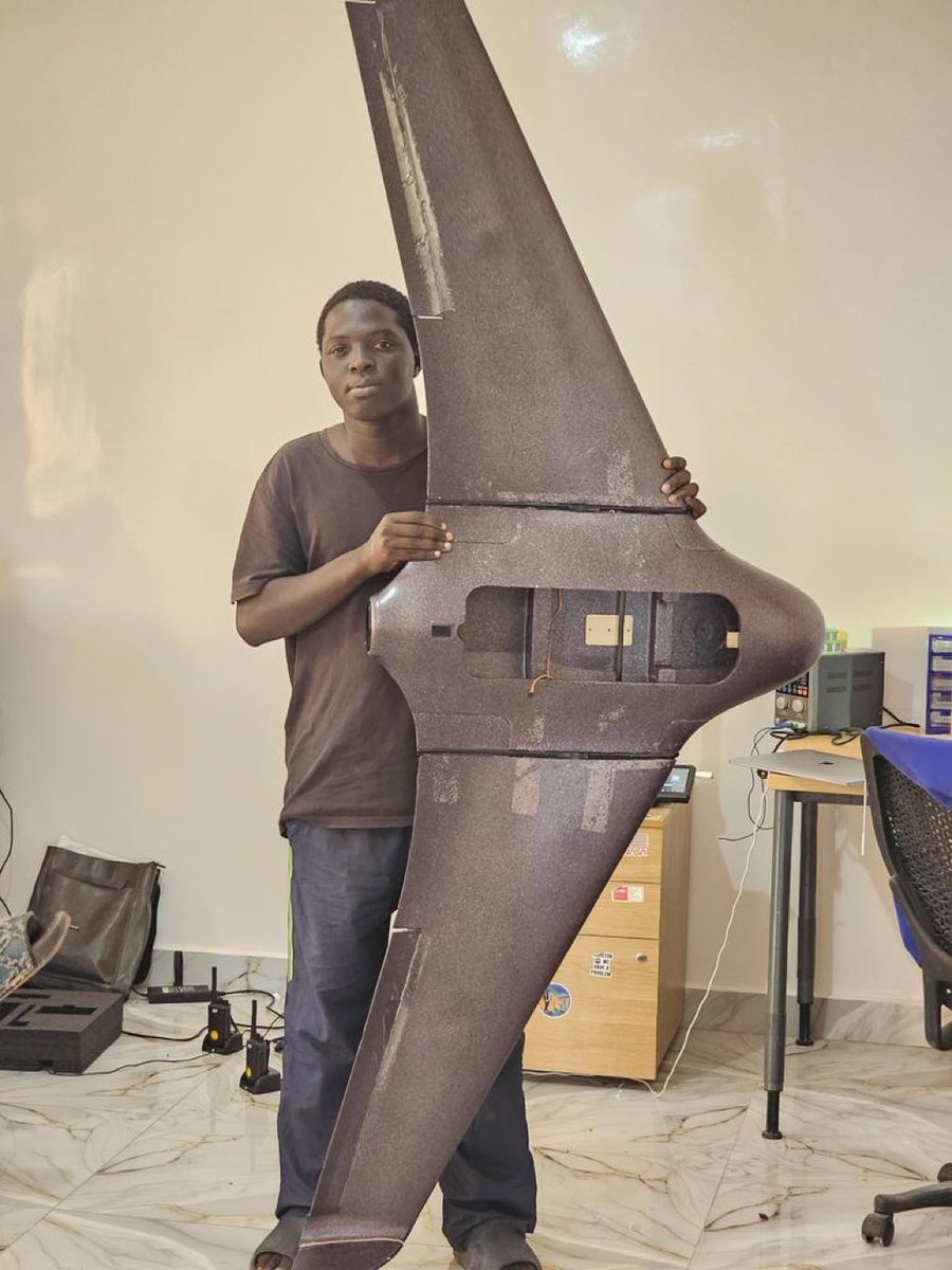 Le Sénégal ne dort plus , la jeunesse au cœur de la révolution scientifique. 

Des drones 100% Sénégalais 🇸🇳
Bravo à vous # just FOCUS rekkk Sénégal rek 
<a href="/Mouhamadou23294/">Mouhamadou Gueye</a>