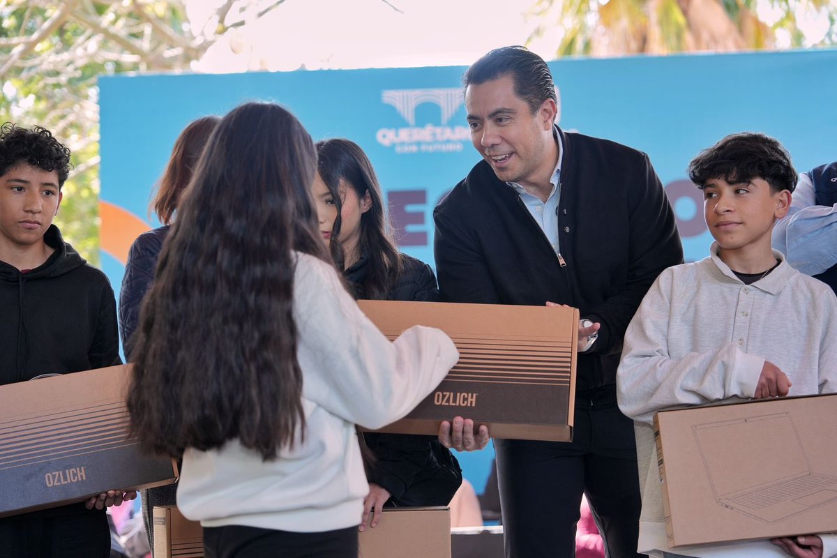 AlertaQro's tweet image. 🔹💻Entrega alcalde de Querétaro más de mil computadoras en #SantaRosaJáuregui

📚👩‍💻La entrega fue para estudiantes y emprendedores con el programa “#Conectados”. ⬇️ 

wp.me/p8iMZT-11TY