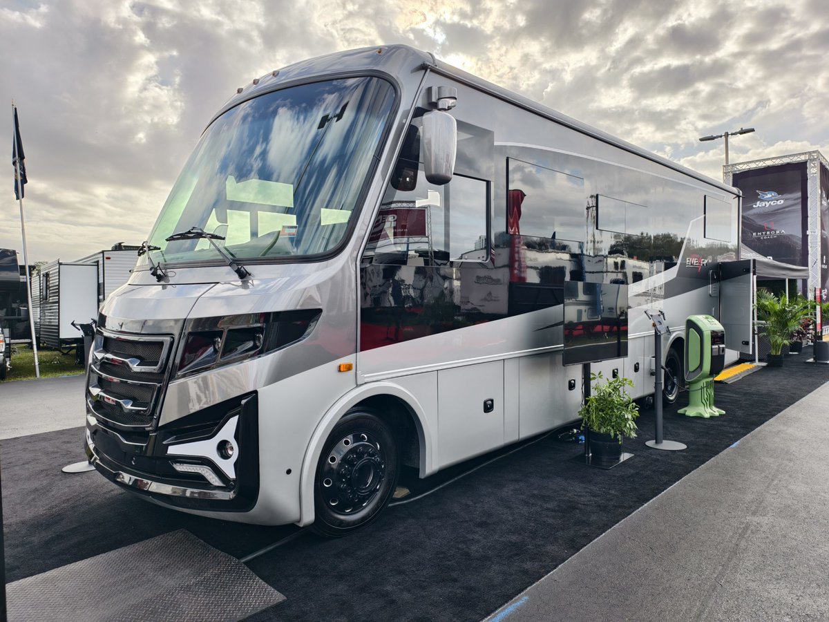 rvsupershows's tweet photo. Goodbye gas-only rigs — hello future! Meet the Entegra Embark: a Class A electric motorhome with battery power for local trips and a range extender for the long haul. Electrification just got a whole lot more exciting. 🚍⚡

#rvlifestyle #InnovationOnWheels #EVRevolution #newrv https://t.co/3ZJX3BB7DN
