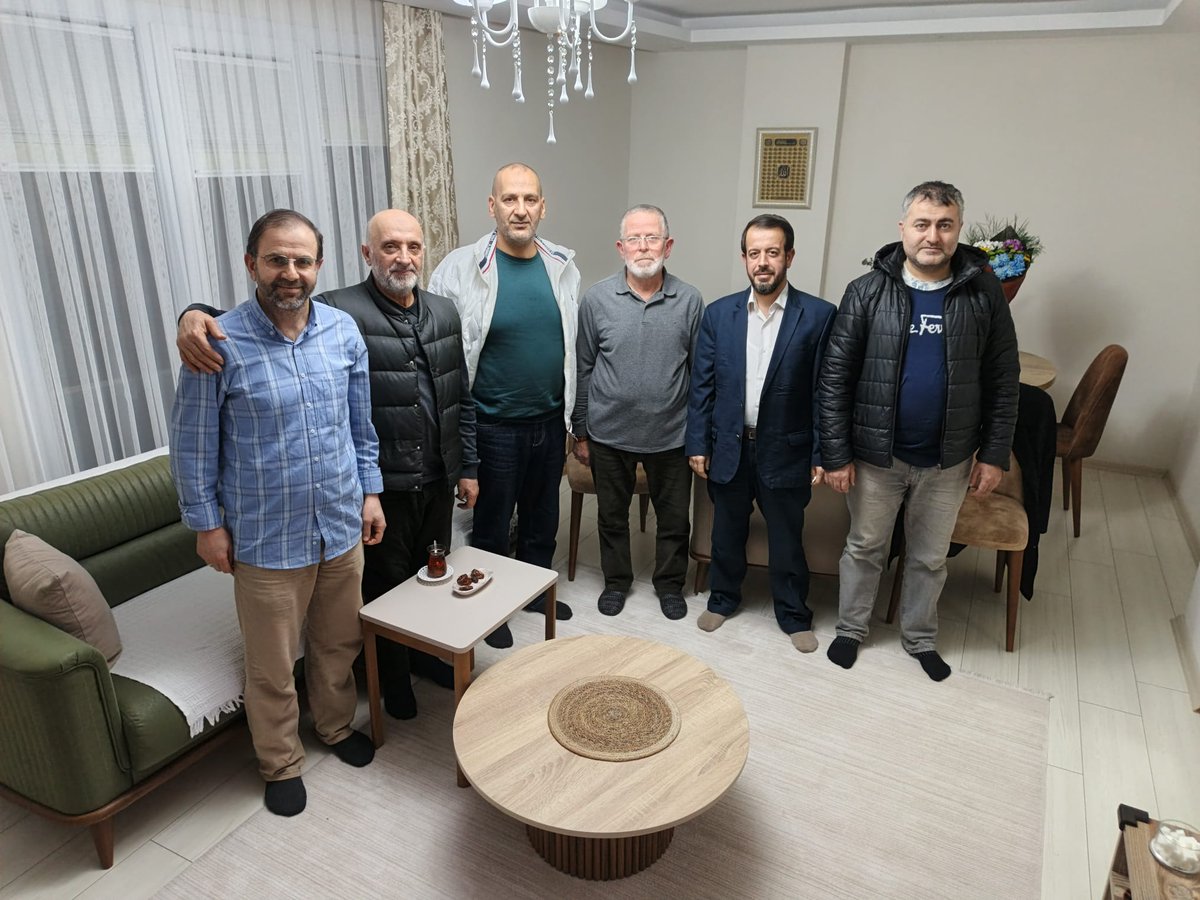 Beylikdüzü ilçe teşkilatı olarak umre'den gelen ilçe başkan yardımcımız Hakim Akkılıç abimizi evlerinde ziyaret ettik. Rabbim yapmış oldukları umre ziyaretini kendi katında kabul eylesin. Rabbim bizlere de gitmeyi nasip eylesin inşallah.