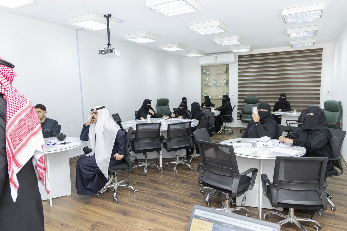 aalshmrdl's tweet photo. سعدت بتقديم دورة أساسيات التسويق الرقمي في مركز التدريب بالغرفة التجارية بالجوف خلال الفترة من 1 فبراير 2026م ولمدة أربعة أيام تدريبية.
ألتقيت بكوكبة مميزة من المتدربين، الذين أظهروا تفاعلًا عاليًا ما أسهم في إثراء التجربة التدريبية وتحقيق أهدافها. https://t.co/DBUKsw2uoh