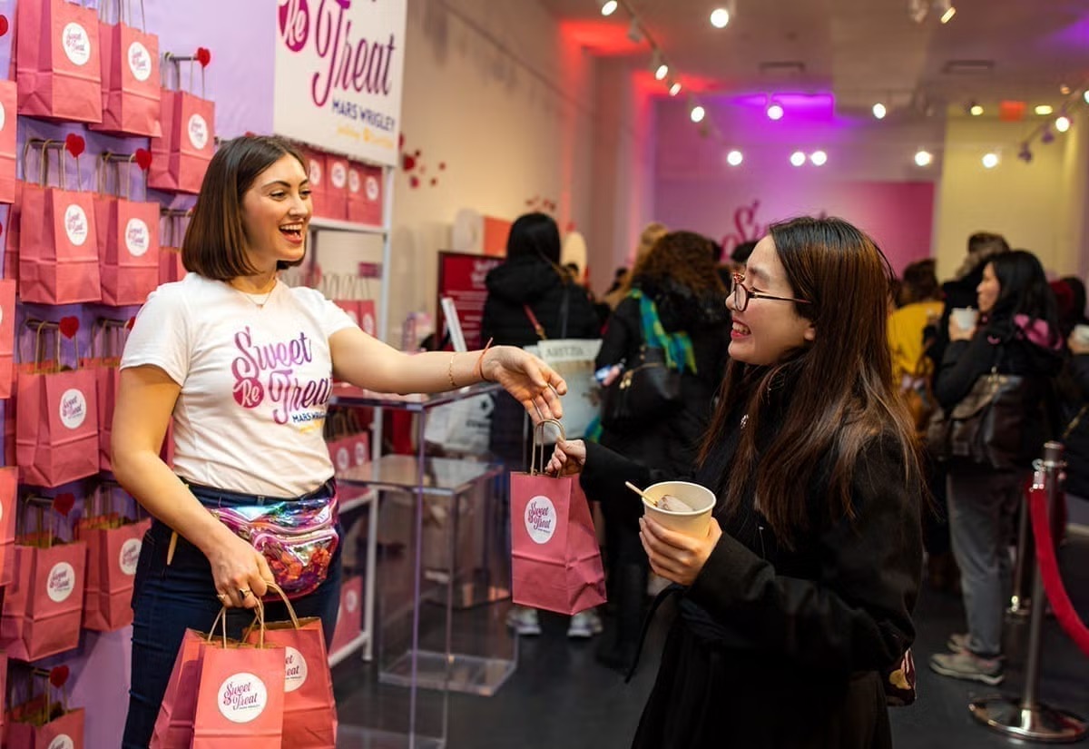 EventMarketer's tweet image. If you’re activating around Valentine’s Day, there’s still time to steal ideas that’ll give your event some extra TLC.💘

From love notes to warming lounges, and even anti-Valentine's swag swaps, here's some inspo:
tinyurl.com/bp5yw3hw