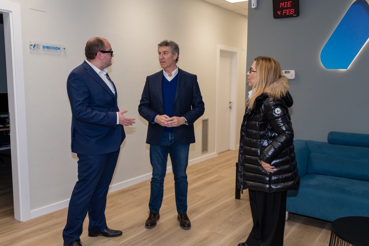 AltoaragonTV's tweet photo. @NunezFeijoo ha visto hoy las nuevas instalaciones de @AltoaragonTV en la calle de la Mecánica 12 de Huesca junto a @AnaAlos para hablar de #AragonImparable de @Jorge_Azcon junto a @barecha 

@pp_huesca @pparagon @ppopular https://t.co/B6s3EXEzr5