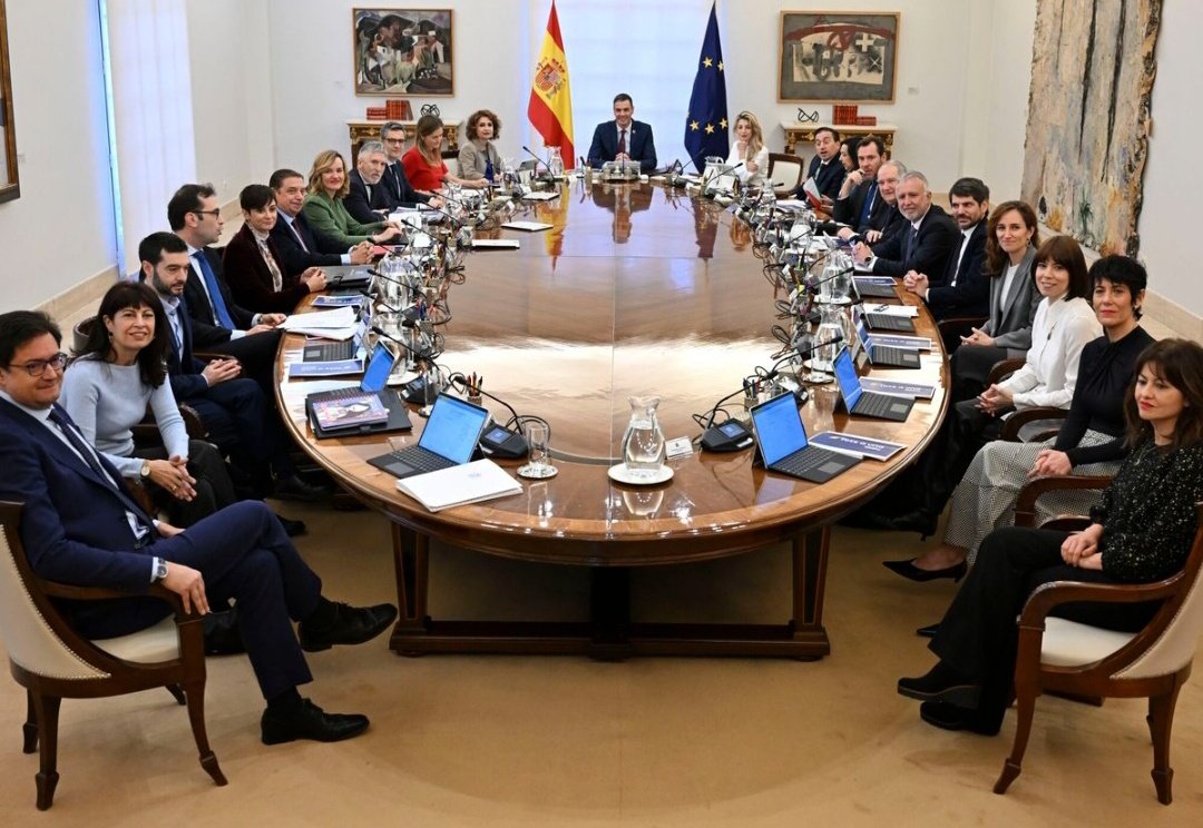 MarBalCas's tweet image. El desahucio más urgente es el de esta mesa