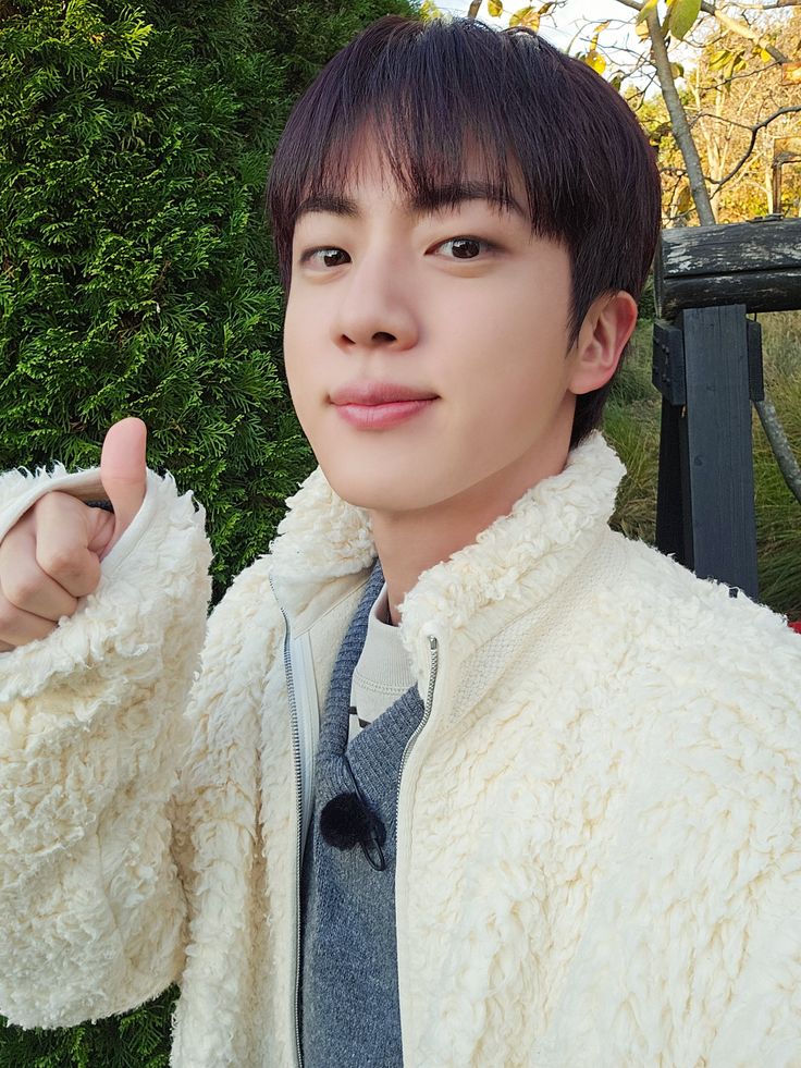 kitjinnie's tweet image. And fuck whoever gets to pinch his cheeks 😭