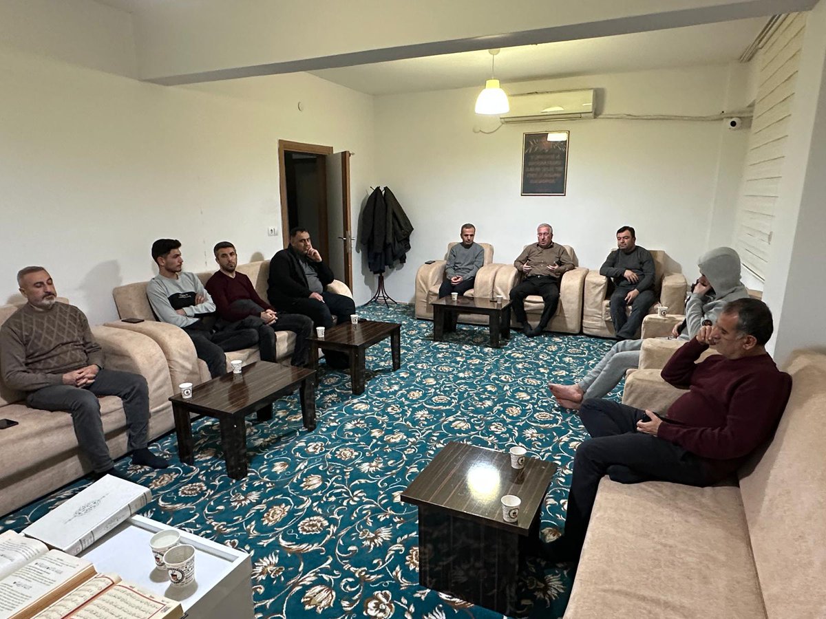 Tefsir Sohbetinde İshak PARLAK Hocamız Fecr  Suresini sundu.
Hocamıza ve Katılımcılarımıza teşekkür ederiz.