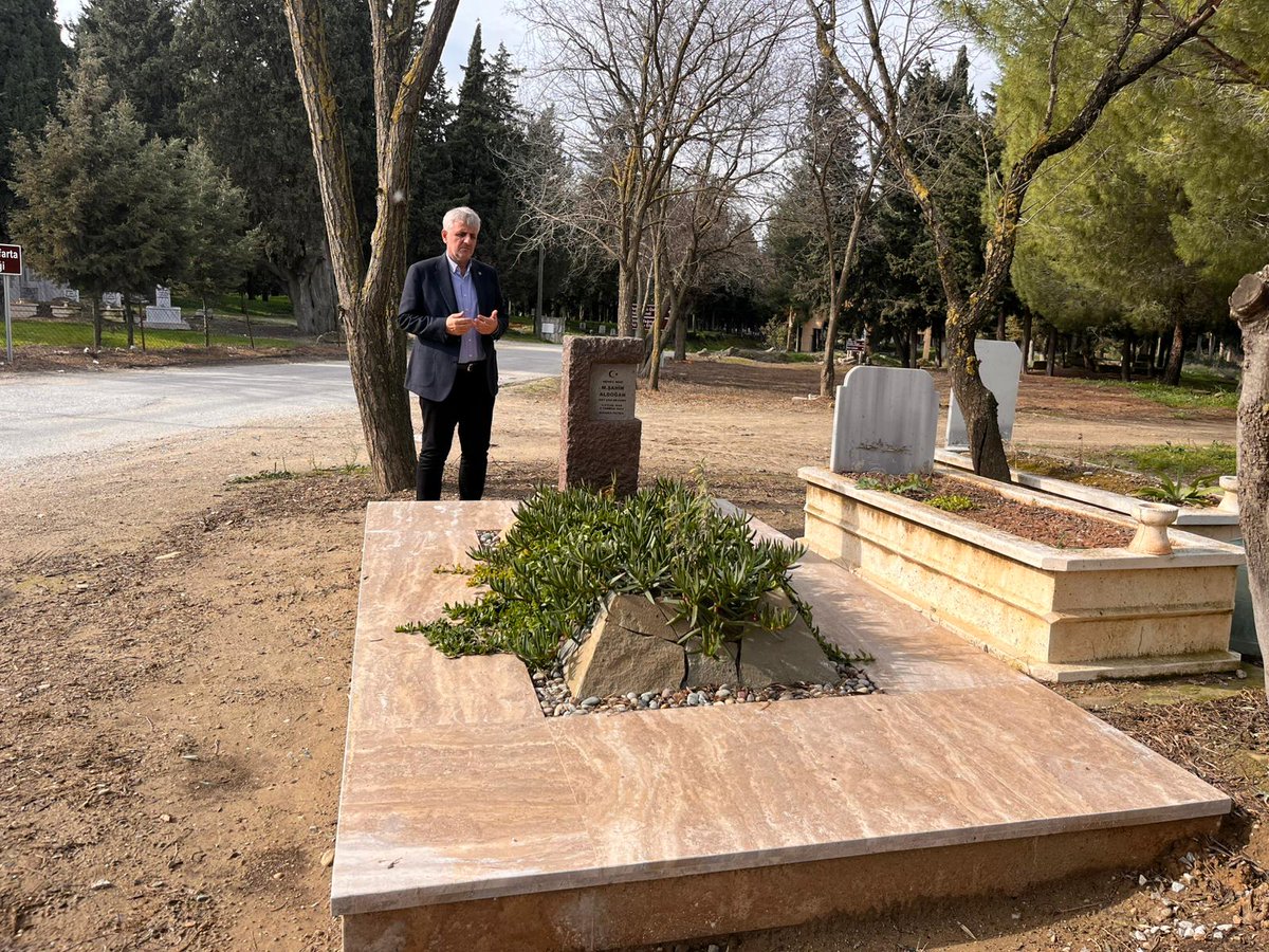 Çanakkale şehitliği ziyaretlerimizdeki derin hüznümüze, bu alana büyük hizmetleri olan Rahmetli Şahin Aldoğan abinin üzüntüsü de eklendi.
Mezarı ile ilgilenen ve pırıl pırıl olmasını sağlayan Alan Başkanlığına ve bilhassa Sayın Melike Özçelik Hanıma minnettarım.
<a href="/bayrakmelike2/">Melike Bayrak Özçelik (Tarihe Dair İzler)</a>