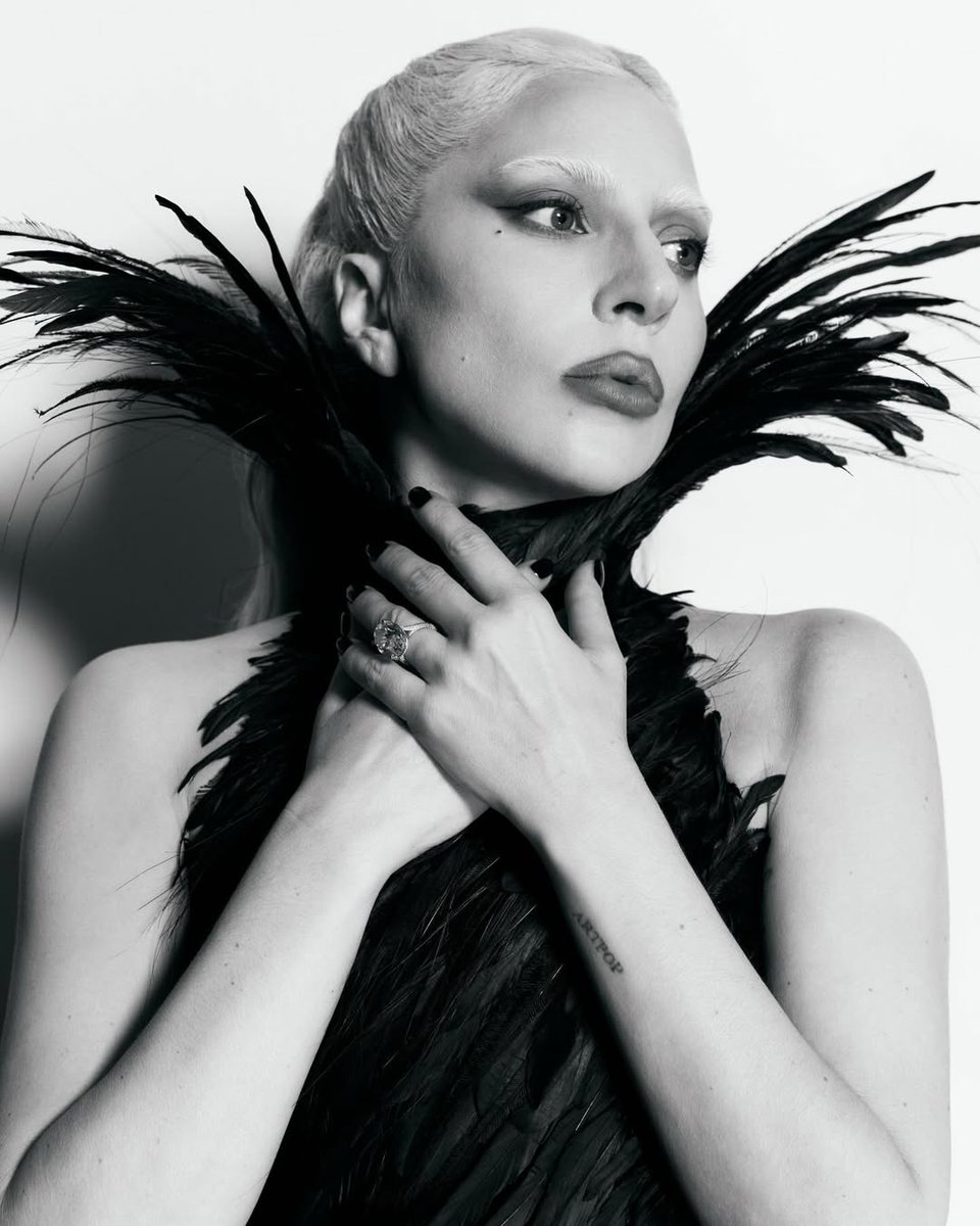 tracklist's tweet photo. MÃE! Lady Gaga em novas fotos. 🤍 https://t.co/tK1LF4iUpE