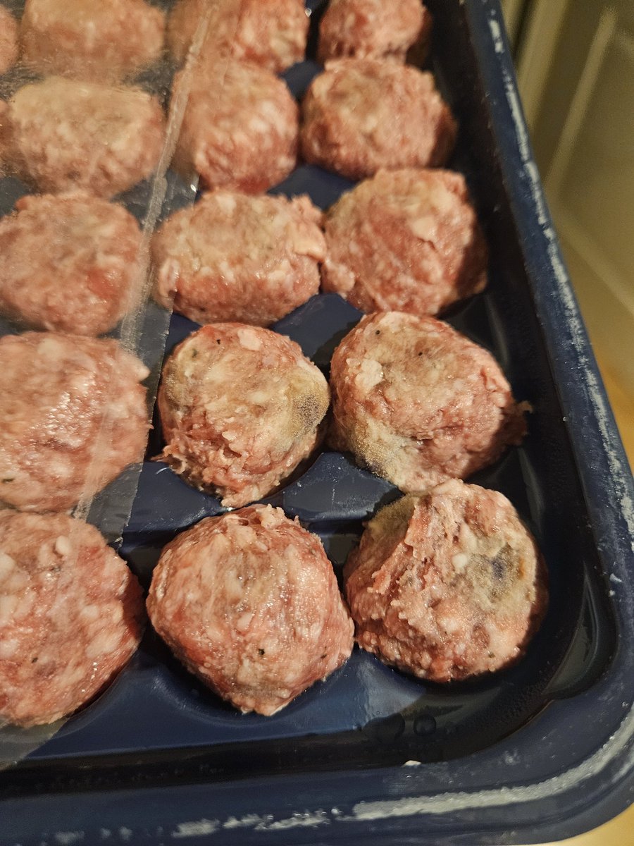 itsrxchellouise's tweet photo. Hey @AldiUK I just opened a packet of meatballs which were in date for today and for my tea and they were legitimately fluffy and mouldy 😭😭 please assist https://t.co/fa4KeG9yEQ