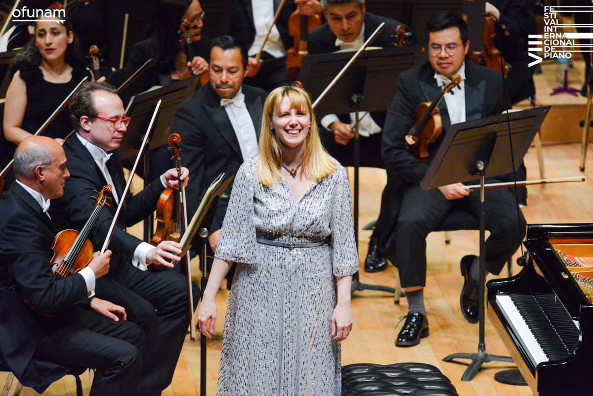 OFUNAM's tweet photo. ¡Hasta pronto maestra Suzana Bartal y Scott Yoo! 

#MúsicaUNAM #CulturaUNAM https://t.co/IbwfFNmcHv