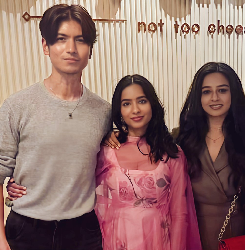 Onepunchman428's tweet photo. Divu 🩶, Auro 💖 & Tush 🤍 Together ✨
#Aurora #divyaganesh𓃵 #divu #tushaar #tushaara #AuroraSinclair #BiggBossTami9 #biggbosstamil #cute https://t.co/j3EPlgkkz5
