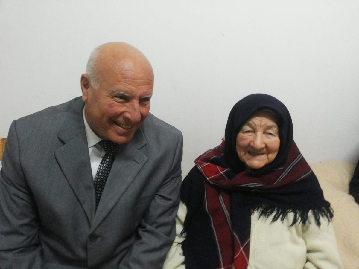 في مثل هذه الأيام  من شهر شباط 1951 غرقت غزة كلها تحت بحر من الثلوج لعدة أيام.
كان عمري ثلاثة أشهر، وكان على أمي آمنة الرنتيسي التي طردتها العصابات اليهودية من بلدة يبنا، وتركوها جائعة عارية، كان عليها أن تطعم طفلها فايز، وأن تقوم بتدفئته داخل الخيمة.
فكيف يمكن رد الجميل لأمي؟