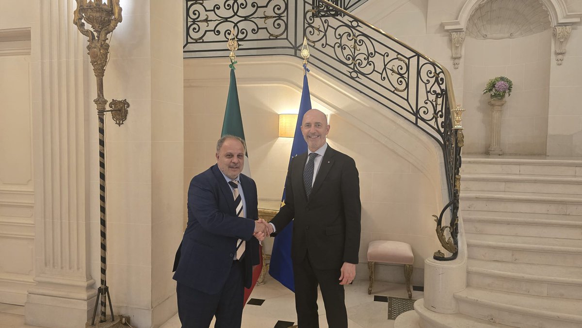 El Embajador Fabrizio Nicoletti mantuvo un encuentro con el Diputado italiano Franco Tirelli, electo por la Circunscripción Exterior – América Meridional.

Durante la reunión dialogaron sobre temas de gran relevancia para la colectividad italiana, entre ellos el funcionamiento y