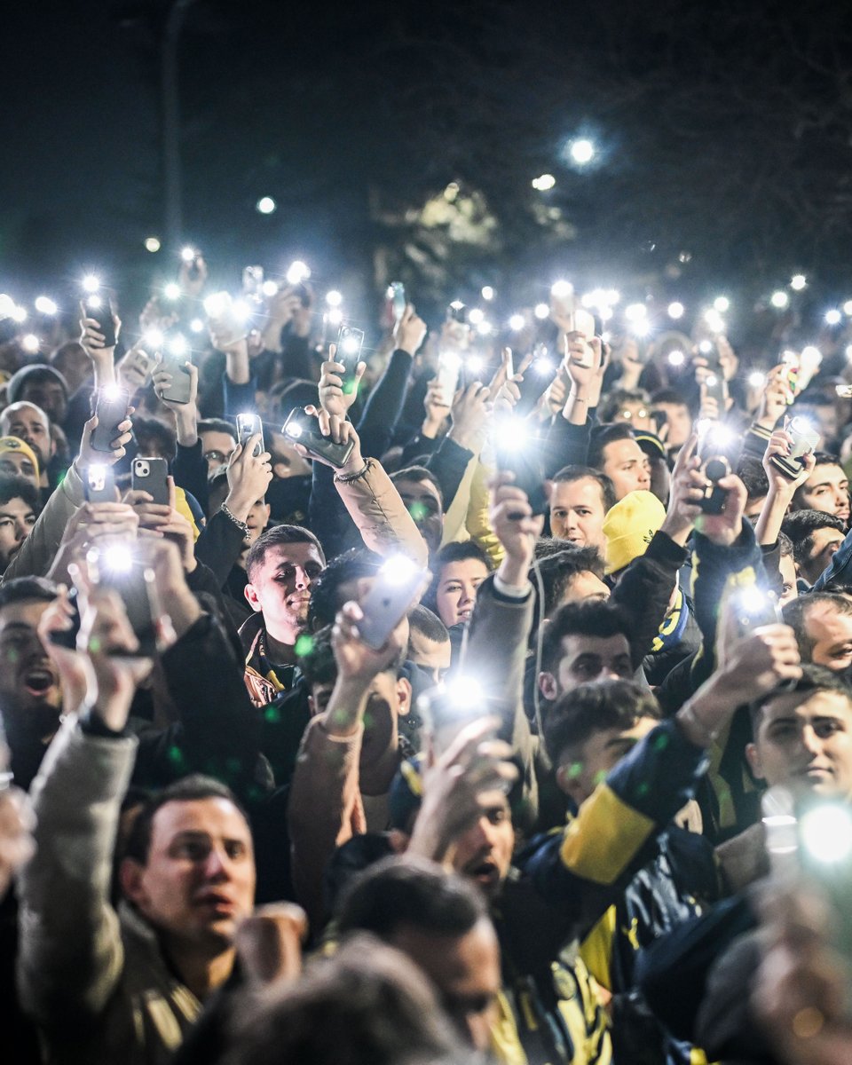 Fenerbahçe fans welcome N'Golo Kanté to Türkiye 💛💙