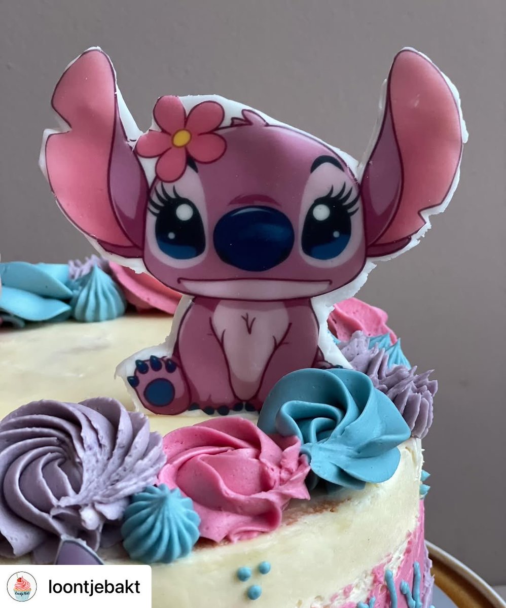 Cakeprint's tweet image. Deze prachtige Stitch taart is gemaakt door Ilona van Loontje Bakt. Ze versierde deze heerlijke taart met eetbare prints. 

#loontjebakt #cakeprint #stitchtaart #eetbareprint