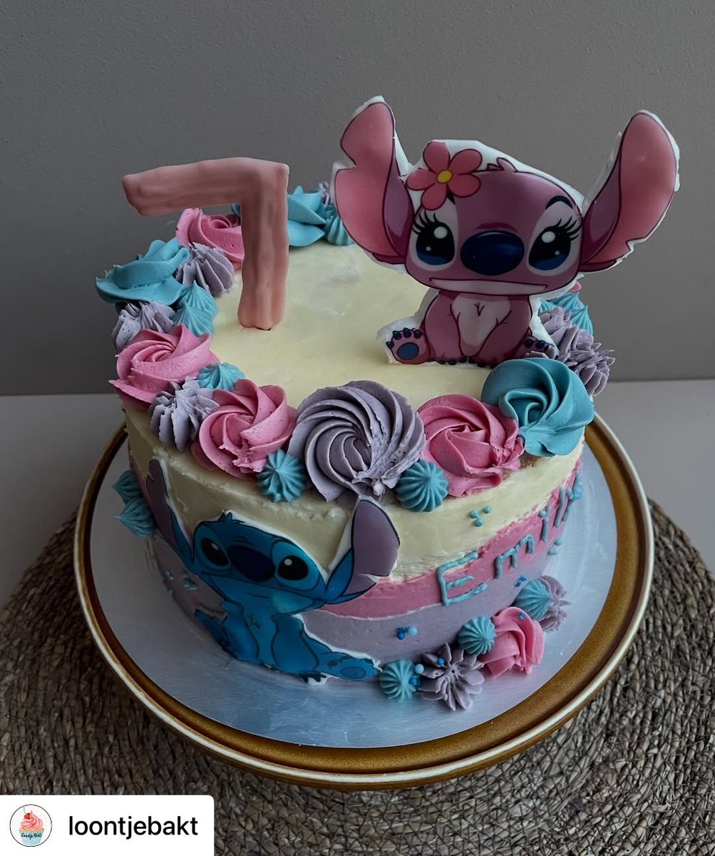 Cakeprint's tweet image. Deze prachtige Stitch taart is gemaakt door Ilona van Loontje Bakt. Ze versierde deze heerlijke taart met eetbare prints. 

#loontjebakt #cakeprint #stitchtaart #eetbareprint