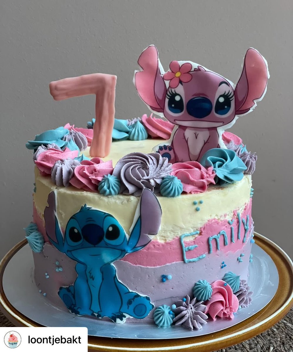 Cakeprint's tweet image. Deze prachtige Stitch taart is gemaakt door Ilona van Loontje Bakt. Ze versierde deze heerlijke taart met eetbare prints. 

#loontjebakt #cakeprint #stitchtaart #eetbareprint