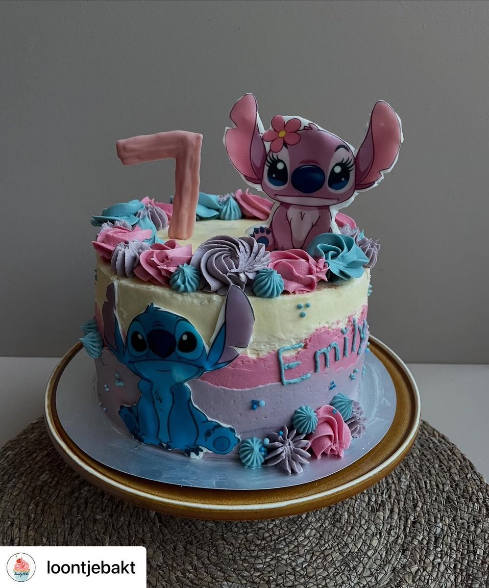 Cakeprint's tweet image. Deze prachtige Stitch taart is gemaakt door Ilona van Loontje Bakt. Ze versierde deze heerlijke taart met eetbare prints. 

#loontjebakt #cakeprint #stitchtaart #eetbareprint