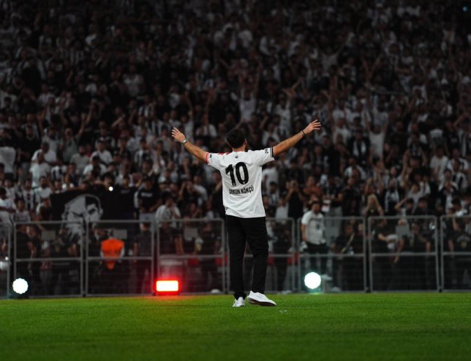 semtinmuhabiri's tweet photo. Orkun Kökçü’ye yapıldı. 

Ama Orkun’u “dünya yıldızı” diye karşılamadık. Biz, baba evine gelen evladımızı karşıladık. “Beşiktaş benim evim” dedi, teklifleri reddetti. Biz de “BABA EVİNE HOŞGELDİN” karşılaması yaptık. Size garip gelebilir, belki bilmezsiniz de; BEŞİKTAŞ AİLEDİR… https://t.co/mtBVWQWsav