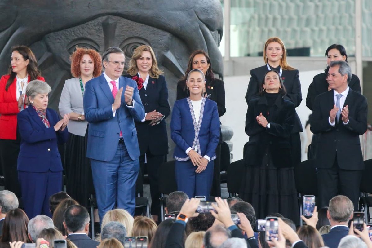 Se presentó a la Presidenta Claudia Sheinbaum la inversión privada por 406 mil millones de dólares que estaremos apoyando los tres niveles de gobierno, las cámaras empresariales y los comités de promoción de inversiones establecidos en las 32 entidades federativas.