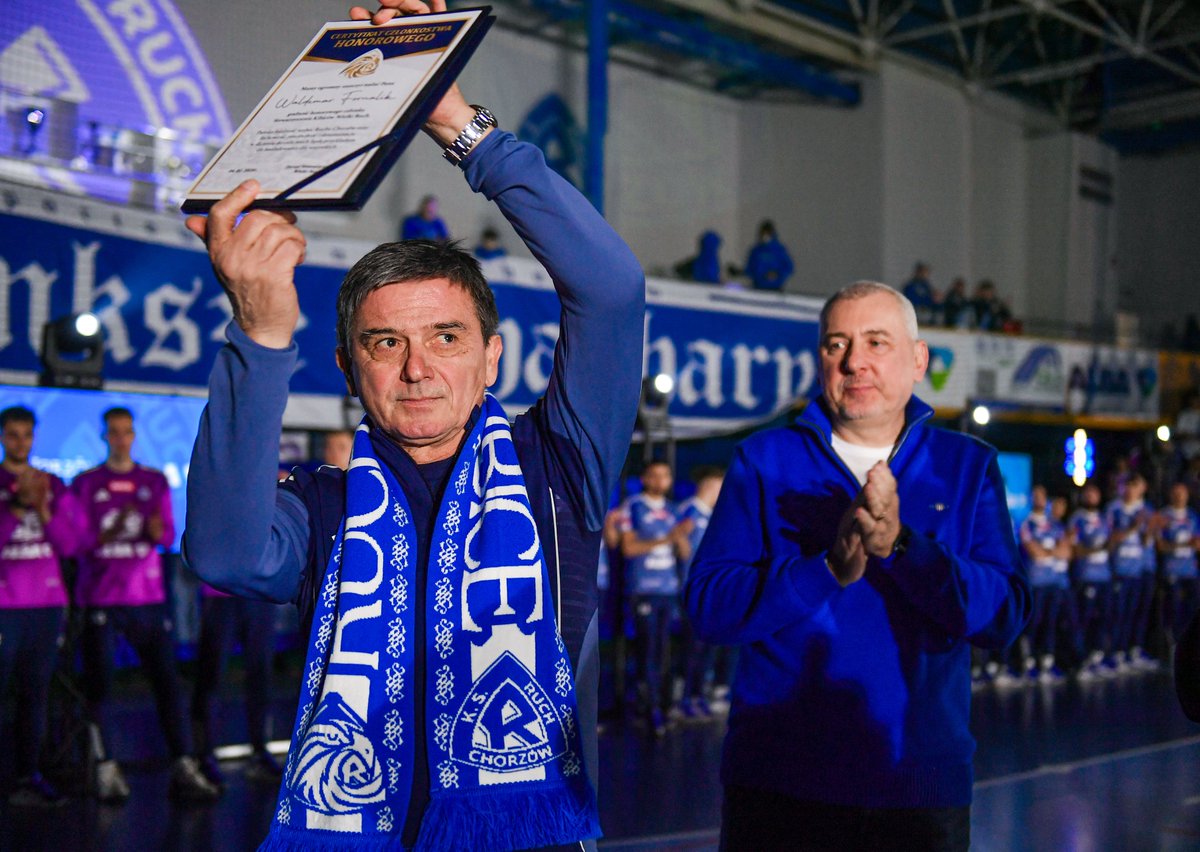 RuchChorzow1920's tweet image. 𝐔𝐡𝐨𝐧𝐨𝐫𝐨𝐰𝐚𝐧𝐲 👑

Waldemar Fornalik podczas dzisiejszej prezentacji zespołu został odznaczony przez zarząd @WielkiRuch certyfikatem honorowego członka Stowarzyszenia 🫡

💬 To wielki zaszczyt. Bardzo dziękuję za to wyróżnienie. Postaram się nie zawieść oczekiwań -…