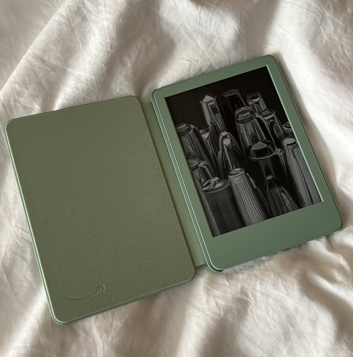 onreadermode's tweet image. My brother surprised me with a kindle today after he heard I always wanted one and to make it extra special he got me the matcha version since I love matcha so muchdkckdgkciiddkxockdkd😭😭