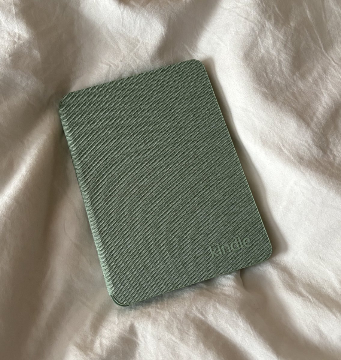 onreadermode's tweet image. My brother surprised me with a kindle today after he heard I always wanted one and to make it extra special he got me the matcha version since I love matcha so muchdkckdgkciiddkxockdkd😭😭