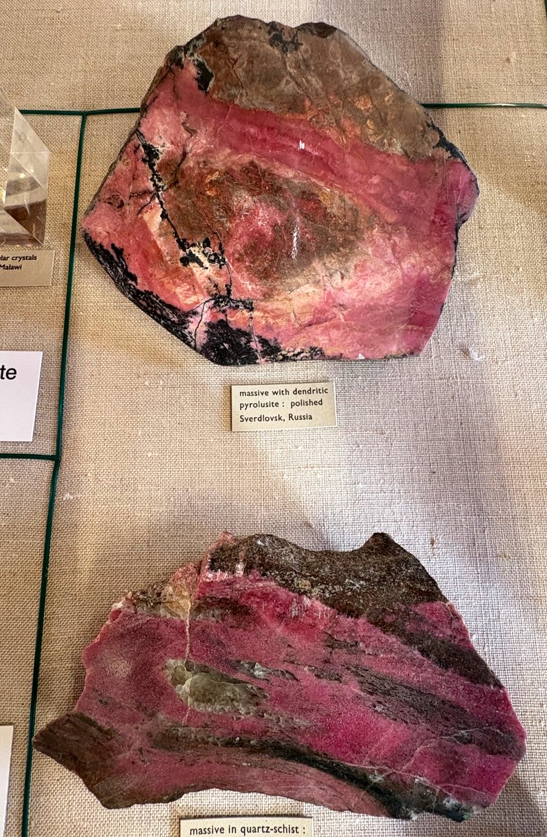 今日はリサーチ。いま制作中の絵で悩んでる箇所があって鉱石の色づかい