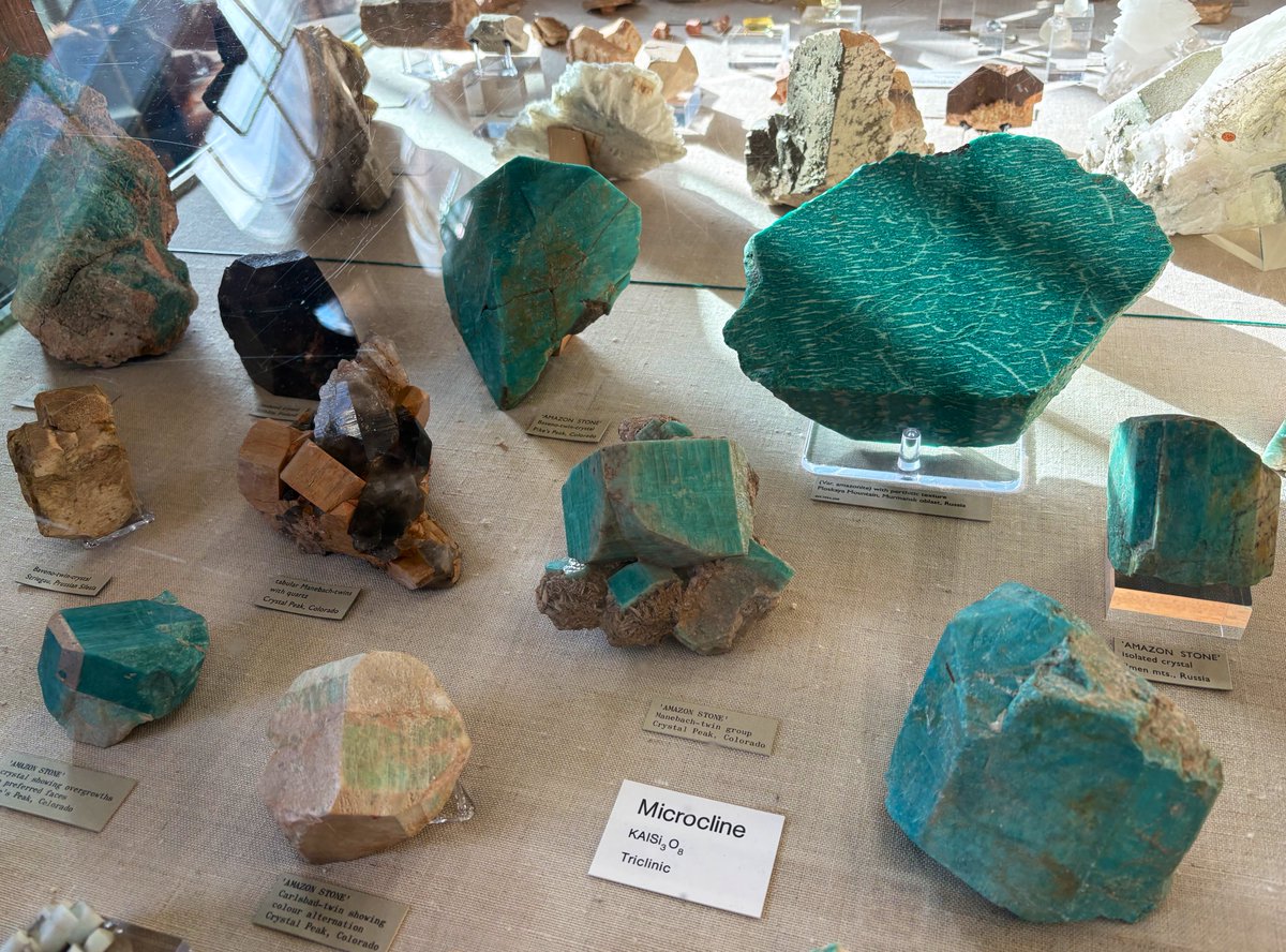 今日はリサーチ。いま制作中の絵で悩んでる箇所があって鉱石の色づかい