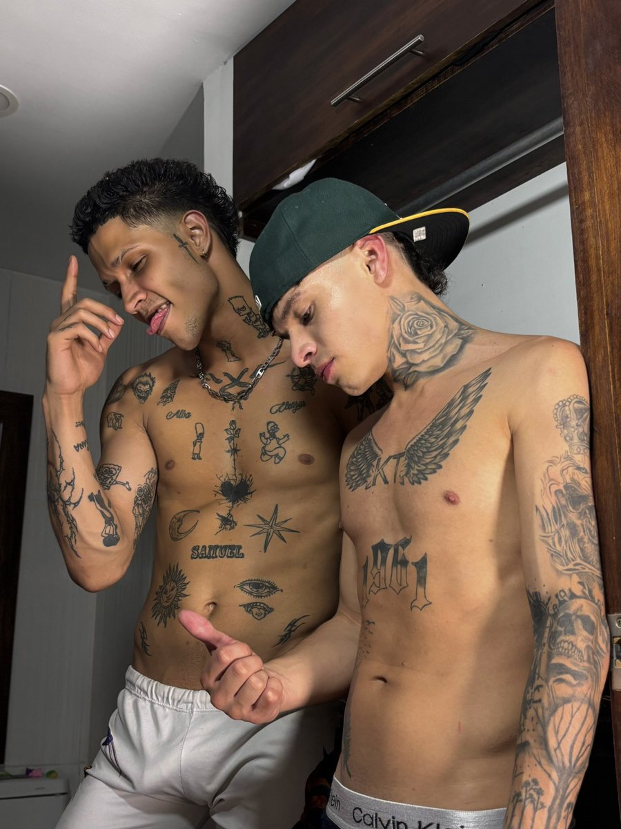 Pequetrav14's tweet photo. Él agarrándome del pelo, yo de rodillas mirándolo fijamente y tragándome  toda su verga 🍆🥵 @sambrc420  Después me puso en cuatro y me rompió el culo tatuaje con tatuaje 💦😈🍆
Contenido disponible 🔥👉🏻👌🏻@EventosGayMed  @Kprada14 https://t.co/VcG8MYE7iJ