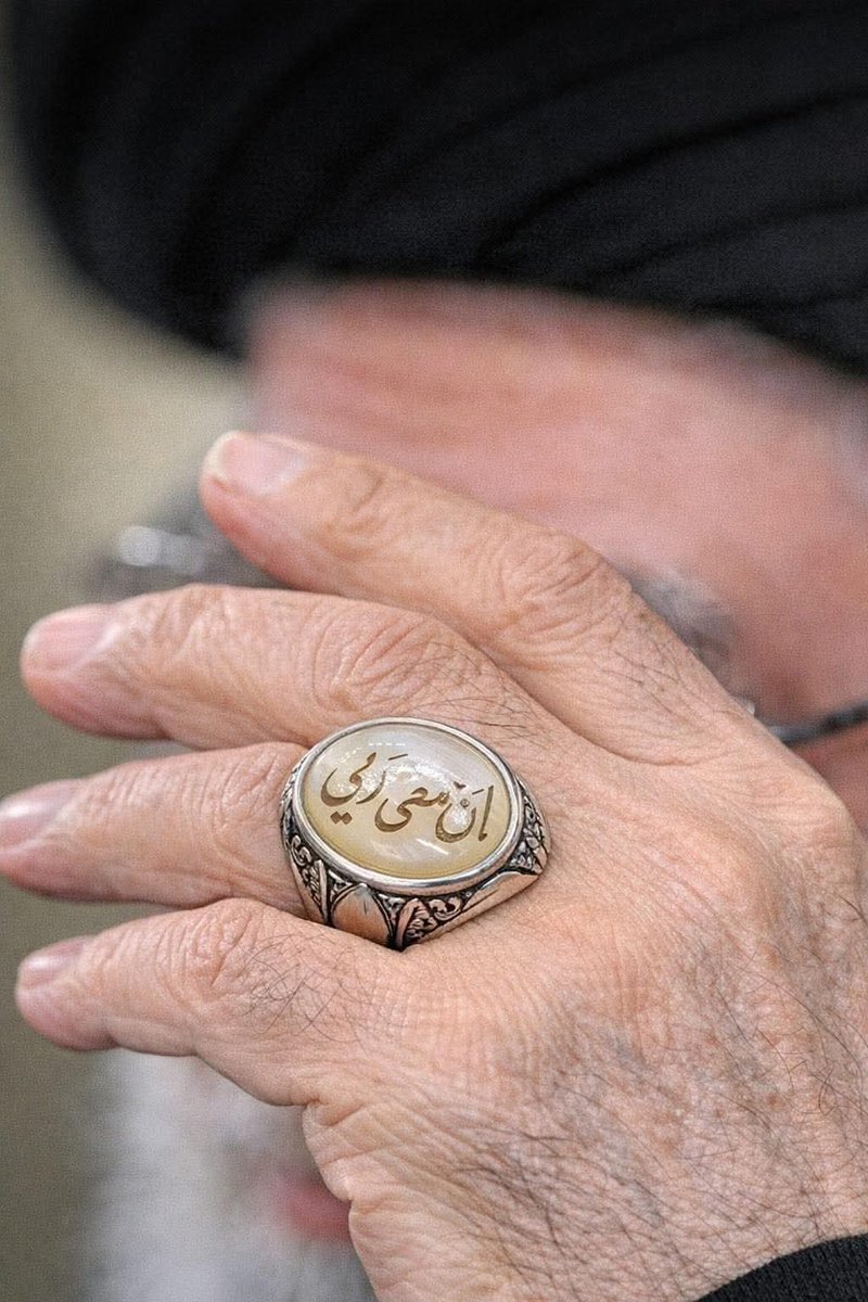 سلامٌ على من اختار درب المواجهة لا درب 
الخضوع، ودرب الكرامة لا درب العمالة 
الاوان الداعي ابن الدعي قد ركز بين اثنتين بين السله والذله وهيهات منا الذلة

قالها السيد علي الحسيني الخامنئي والعالم يسمع فيسجل التاريخ (لا شيء) سيذكرها اجيال اجيال

#اذن_لا_شيء