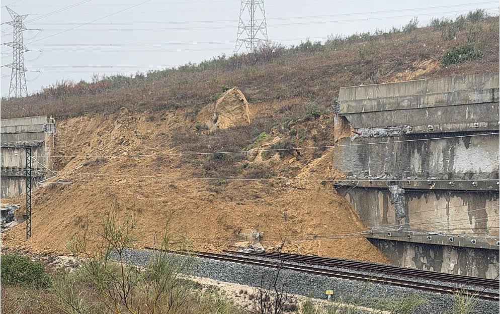 El desprendimiento en Álora que ha obligado a cortar  la LAV entre Málaga y Antequera esta mañana abc.es/espana/andaluc…