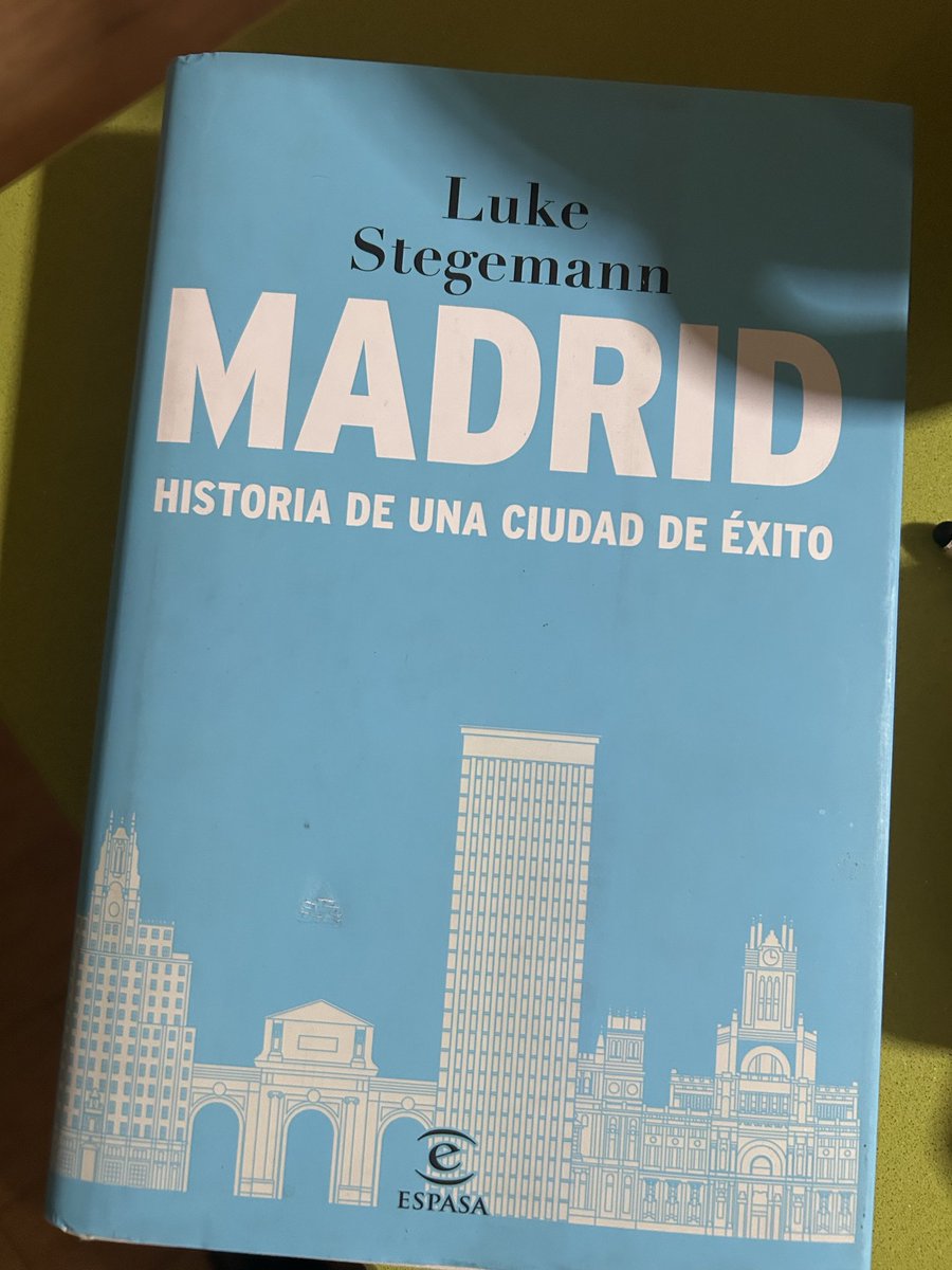 danglesp's tweet image. Qué ganas de ponerme con esto de @lukestegemann Y, al descubrir que la traducción está hecha por @AnaBusteloT, más ganas todavía. Como decía un viejo eslogan de la ciudad: si vienes a Madrid, eres de Madrid…