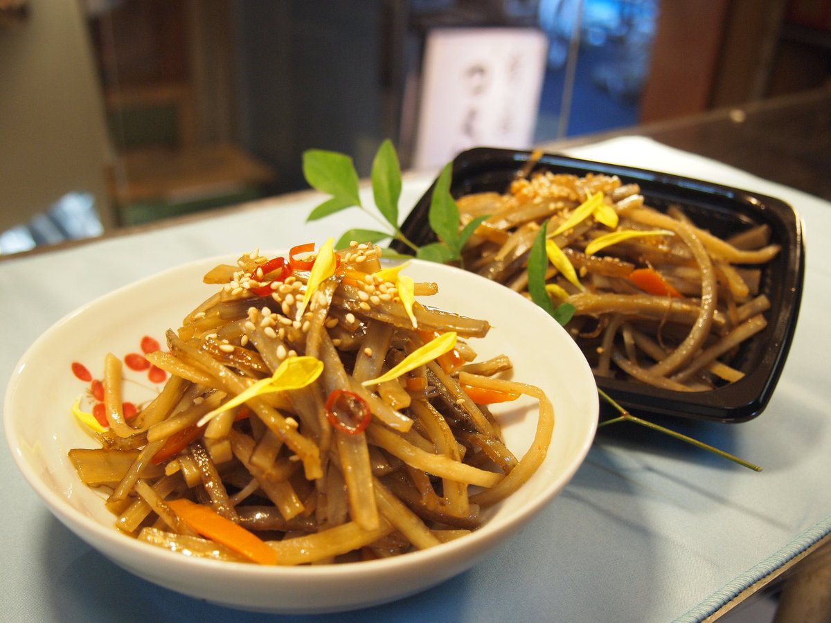 2月5日木曜日✨
本日は
かぼちゃ美味しく煮えてます😋
手切りの金平も良いですよ👍

お弁当は
・しば漬け大葉ご飯
・生姜炊き込みご飯
お弁当の卵焼きは揚げと焼きがあります。
両方作っている時は希望の方を出せるので「揚げた（焼いた）のがいい！」と伝えてください😊

本日もよろしくお願いします