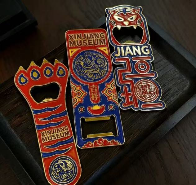 Absolutely love this design!
The Xinjiang Museum’s tiger-stripe bottle opener and fridge magnet draw inspiration from the “Tiger-stripe Gold Medal.” They blend cultural heritage with practical use, making the charm of the artifacts something you can carry with you every day.