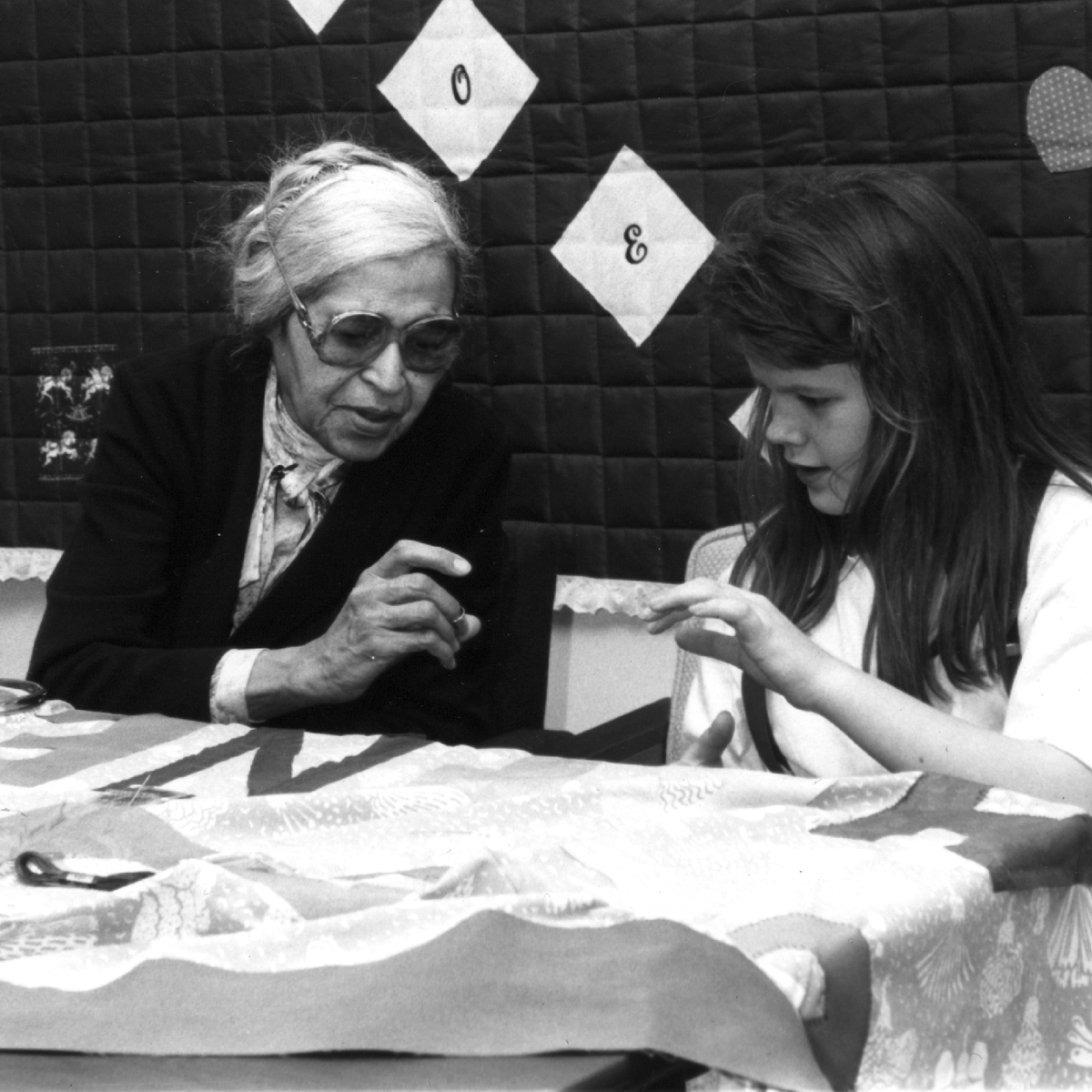aids_memorial's tweet photo. Happy birthday to the late #RosaParks!
The #CivilRights legend honored her friend Deborah Haynes with an #AIDSQuilt panel that inspired a new generation of activists through our #ChangeThePattern program. https://t.co/vkYJopsmpI https://t.co/9FH3iCa6hk