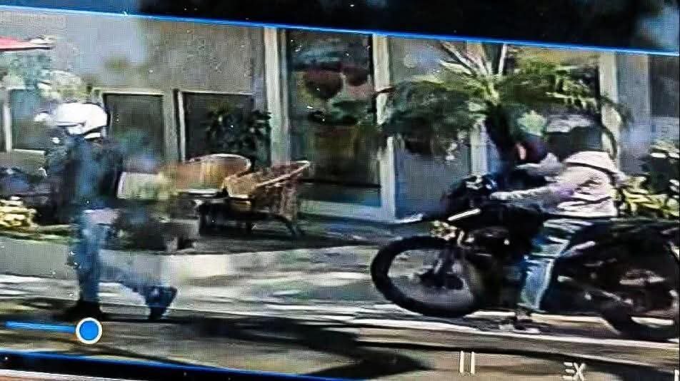 vida_politica's tweet photo. !Ya ni coniendo se està seguro!: Asaltan con violencia a clientes y trabajadores del restaurante #ElOrigen, en #Cuernavaca…
René Vega Giles
Dos sujetos armados asaltaron a comensales y trabajadores del restaurante "El Origen", ubicado a tres minutos del centro de Cuernavaca en el pueblo de Amatitlán.
Con violencia y disparos ingresaron para llevarse teléfonos celulares, carteras, joyas y relojes de clientes y el personal, aproximadamente a las 15 horas de la tarde (tres de la tarde) de este miércoles.
El restaurante está ubicado a un costado de una escuela primaria, en donde los profesores del turno vespertino instalaron los protocolos internos de prevención, para evitar lesiones hacia los alumnos.
Después de 20 minutos al lugar arribaron elementos de la Secretaría de Prevención y Auxilio Ciudadano (Seprac) y, posteriormente, de la Guardia Nacional y el Ejército Mexicano, para el resguardo de la zona, una hora después acudieron integrantes de la Agencia de Investigación Criminal (AIC) dependiente de la Fiscalía General del Estado (FGE).
El robo en comederos de Cuernavaca aumentó en un 50 por ciento con respecto al mismo periodo del año pasado con 15 reportados por clientes, trabajadores y propietarios de los negocios.
#SIGUENOSYCOMPARTE
#Cuernavaca