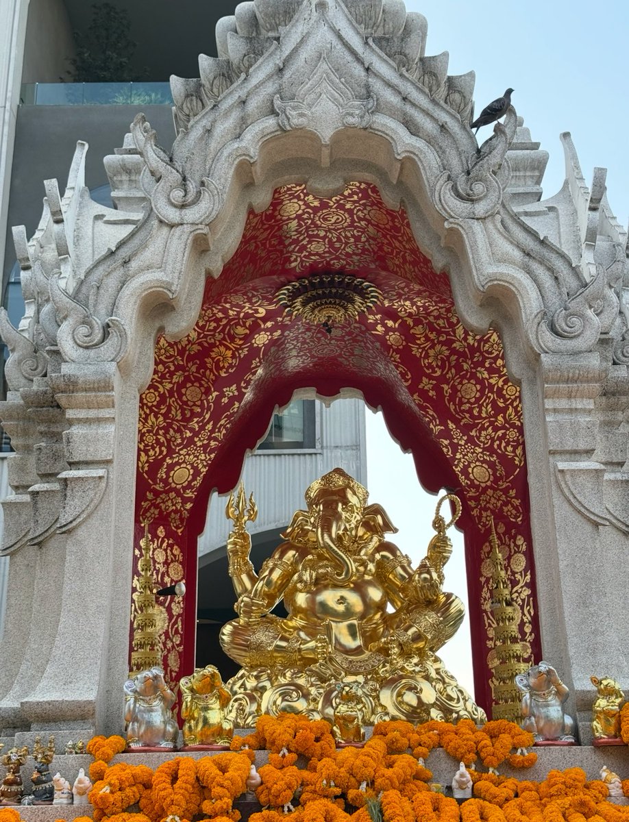 🙏🏻วันนี้วันสันคสติจตุรถี
ถือเป็นฤกษ์ดีในการบูชาพระพิฆเนศ

ในวันนี้ขอพระองค์ประทานพร ให้ทุกย่างก้าวในชีวิตราบรื่น ปราศจากอุปสรรคทั้งปวง เปิดทางสว่างแห่งปัญญา ในการแก้ไขปัญหาให้สำเร็จลุล่วง 

🌺🕉️โอม ศรี คเณศายะ นะมะฮา🕉️🌺