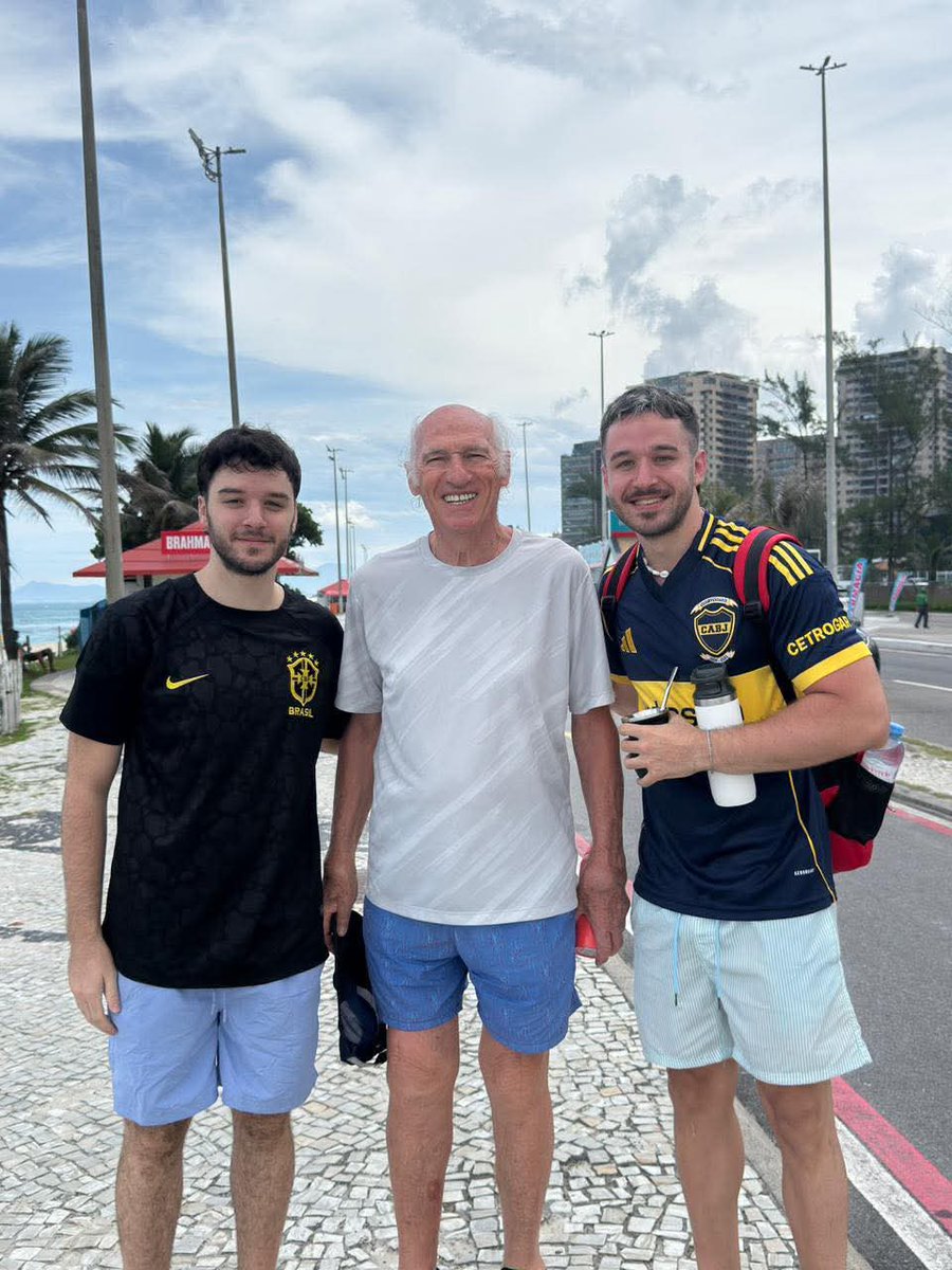 Vas caminando por Rio de Janeiro y te encontras al mejor técnico de la historia del fútbol mundial.. que suerte, no ? 😃