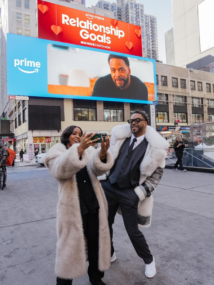 KELLYROWLAND's tweet photo. Times Square baby!!! https://t.co/8dONMyNu5F