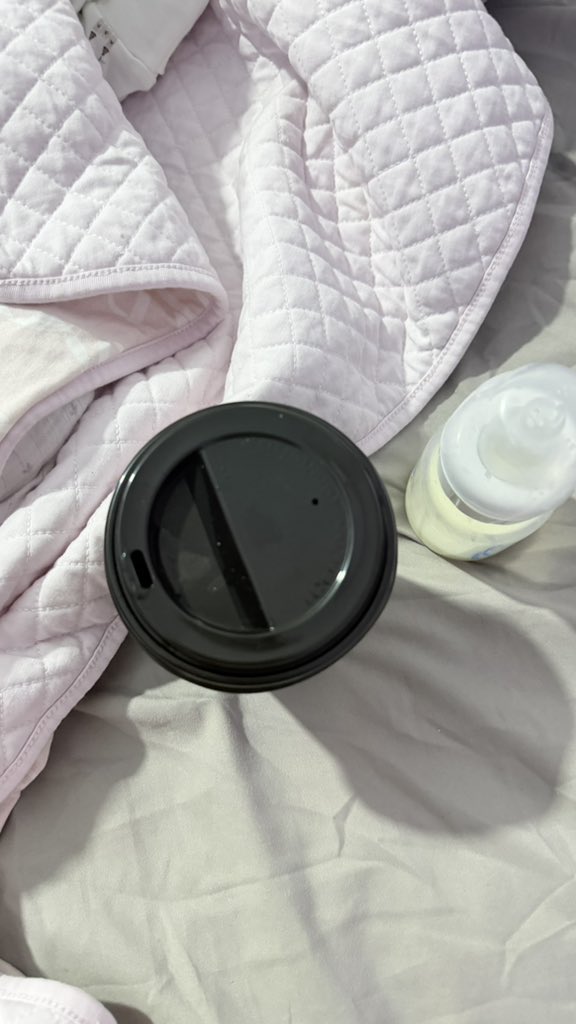 _ill2w's tweet image. اخر العنقود الام الصغيره : 🤏🏻