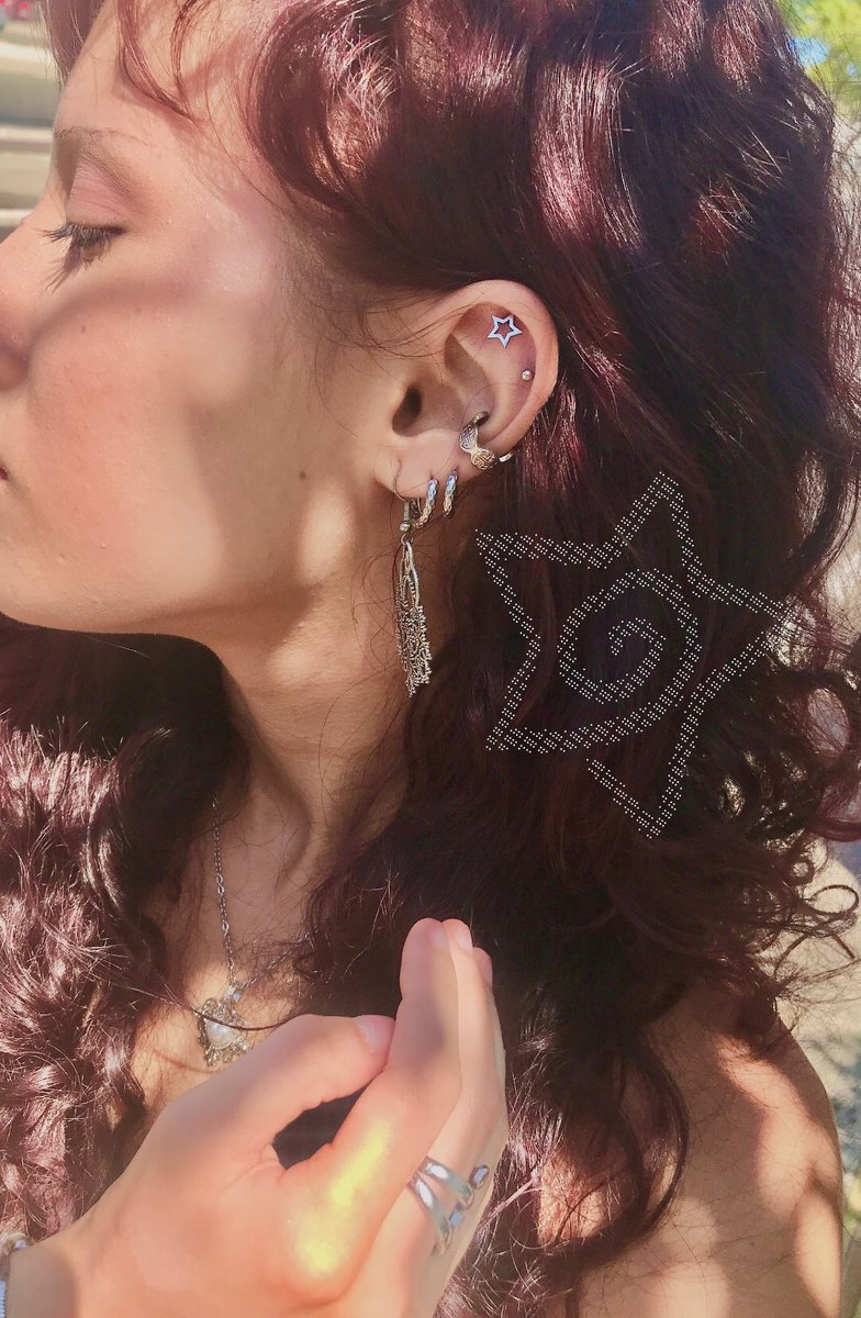 nasci p levar glitter Pirlimpimpim pelos ares cumprindo meus deveres d fada mas me trouxeram p cá :00 agora vivo com voces humanos e escondo minhas asas com fita crepe .